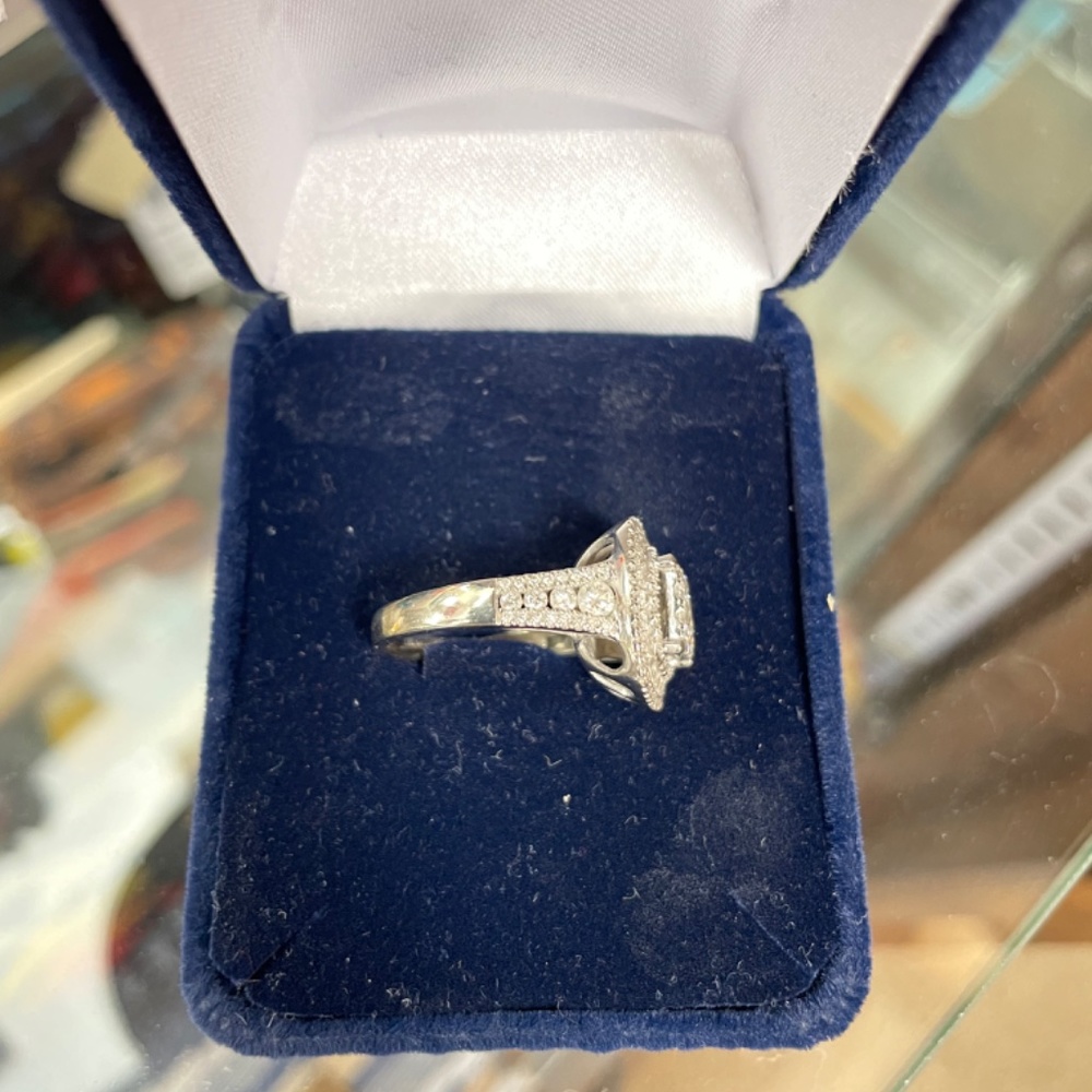 Engagement ring - Picture 3 of 4